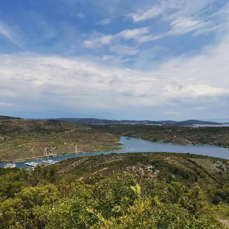 Robinzonski Smjestaj Tiha Draga Kır Evi